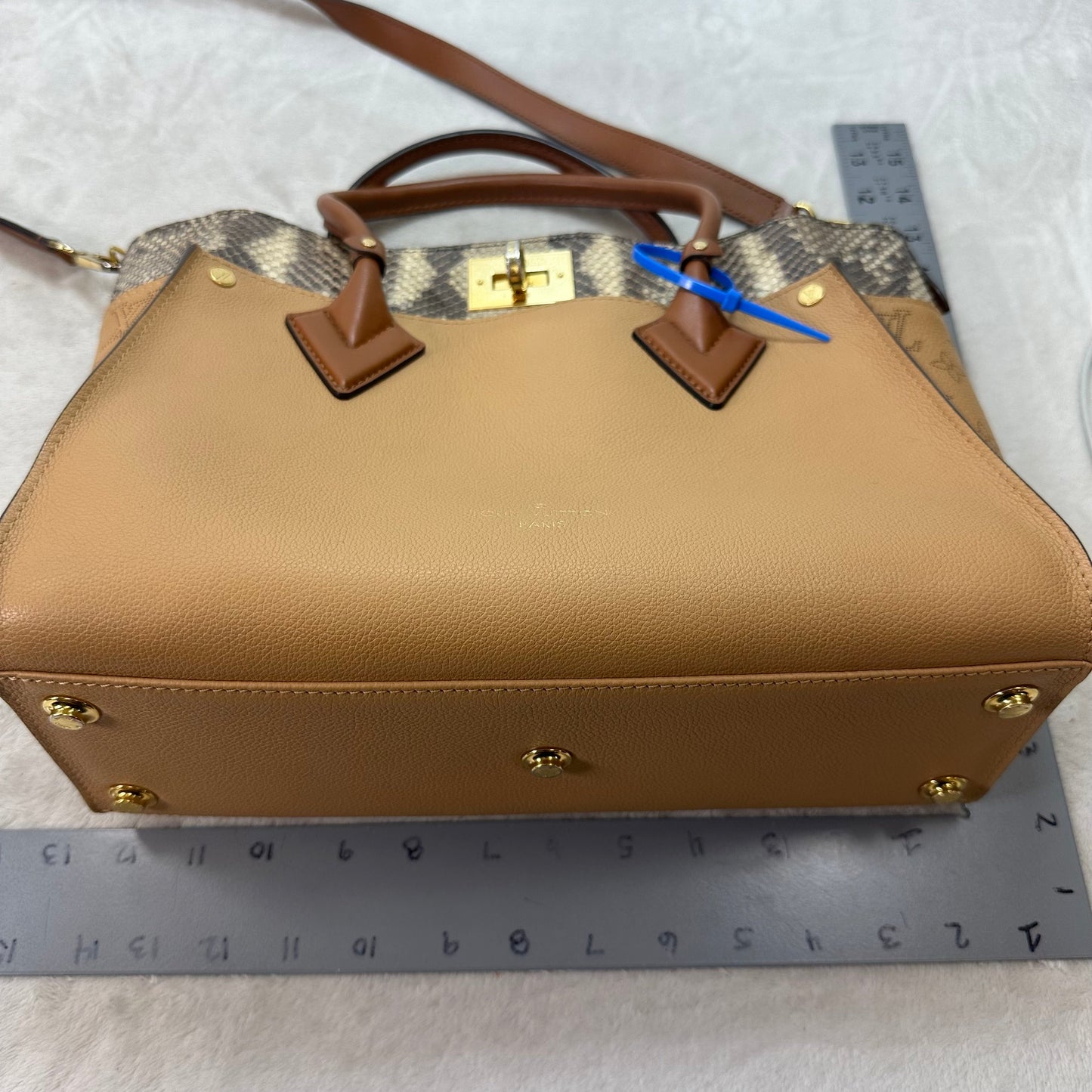 Handbag Luxury Designer By Louis Vuitton, Size: Medium