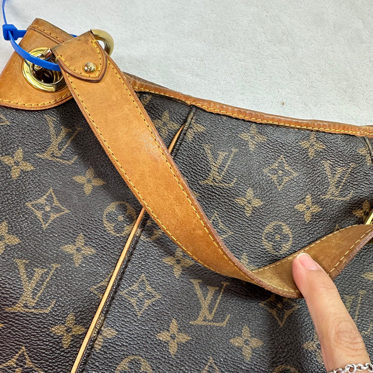 Galleria Handbag Luxury Designer By Louis Vuitton, Size: Medium