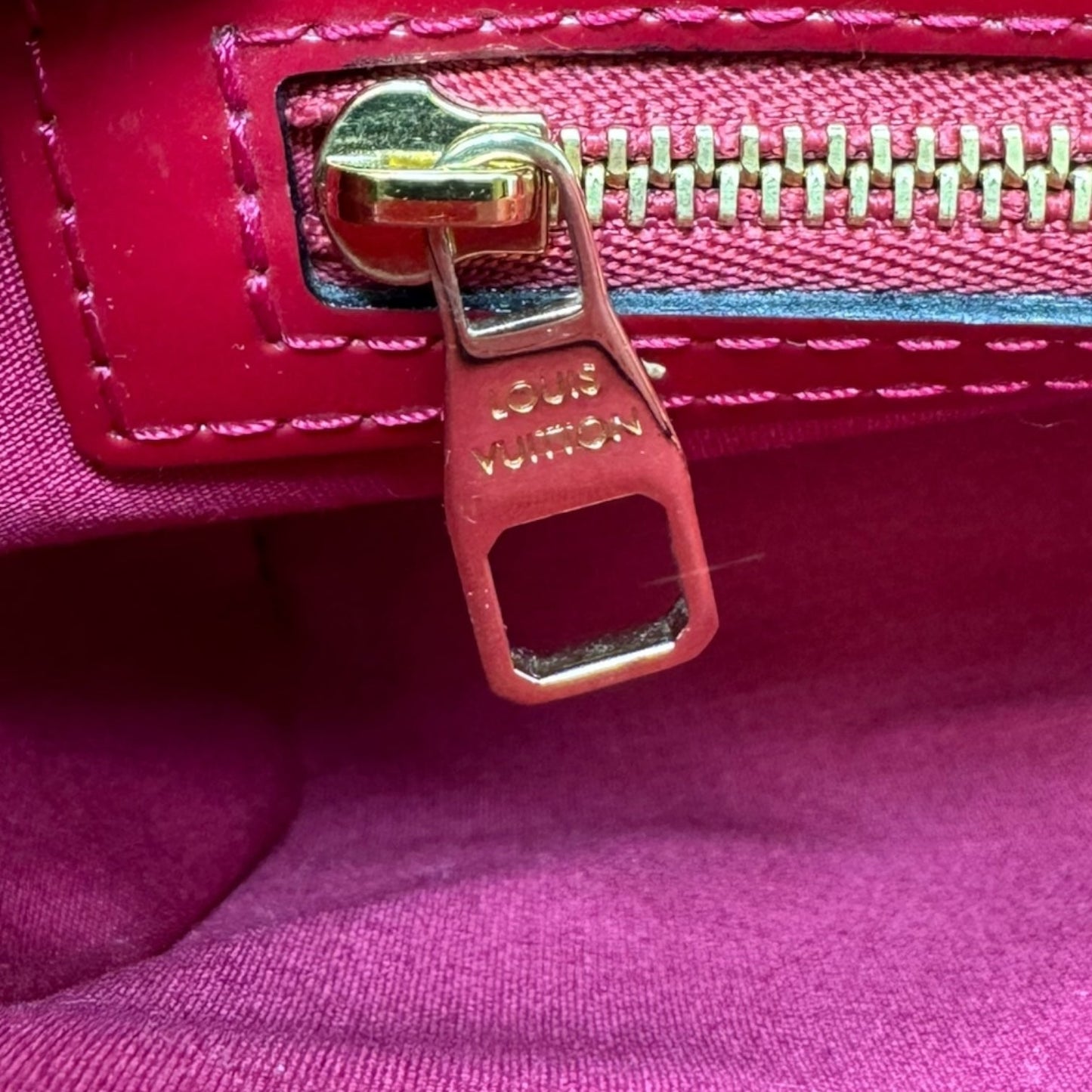 Catalina Vernis Embossed Patent Leather BB Bag in Indian Rose Luxury Designer By Louis Vuitton, Size: Small