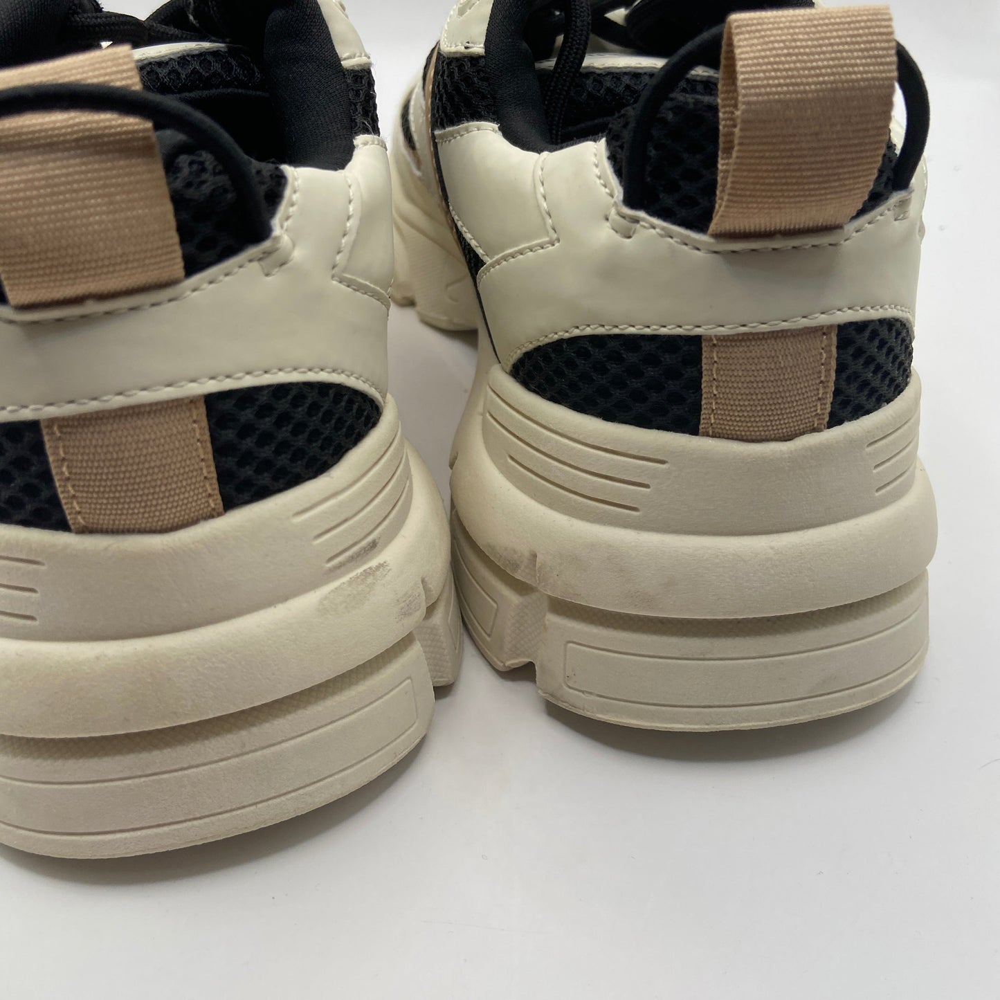 Shoes Sneakers By Steve Madden In Cream, Size: 7.5