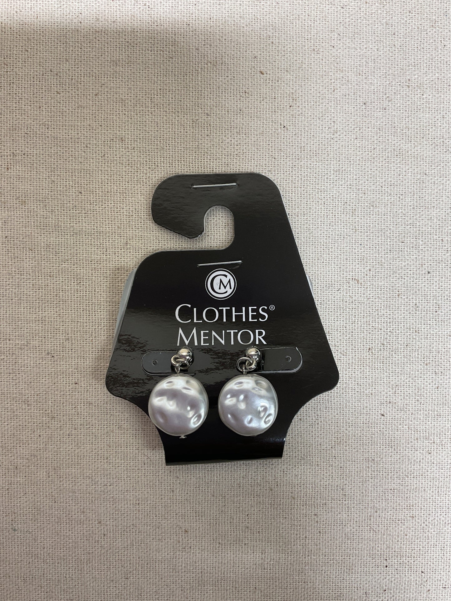 Earrings Dangle/Drop By Clothes Mentor In Gold & White