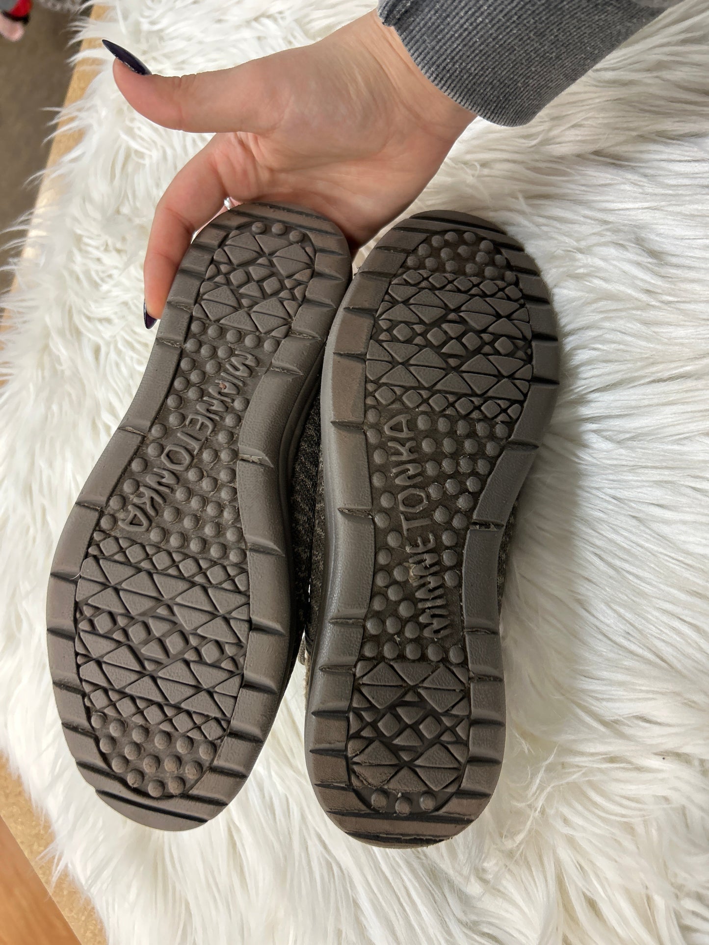 Shoes Sneakers By Minnetonka In Taupe, Size:8