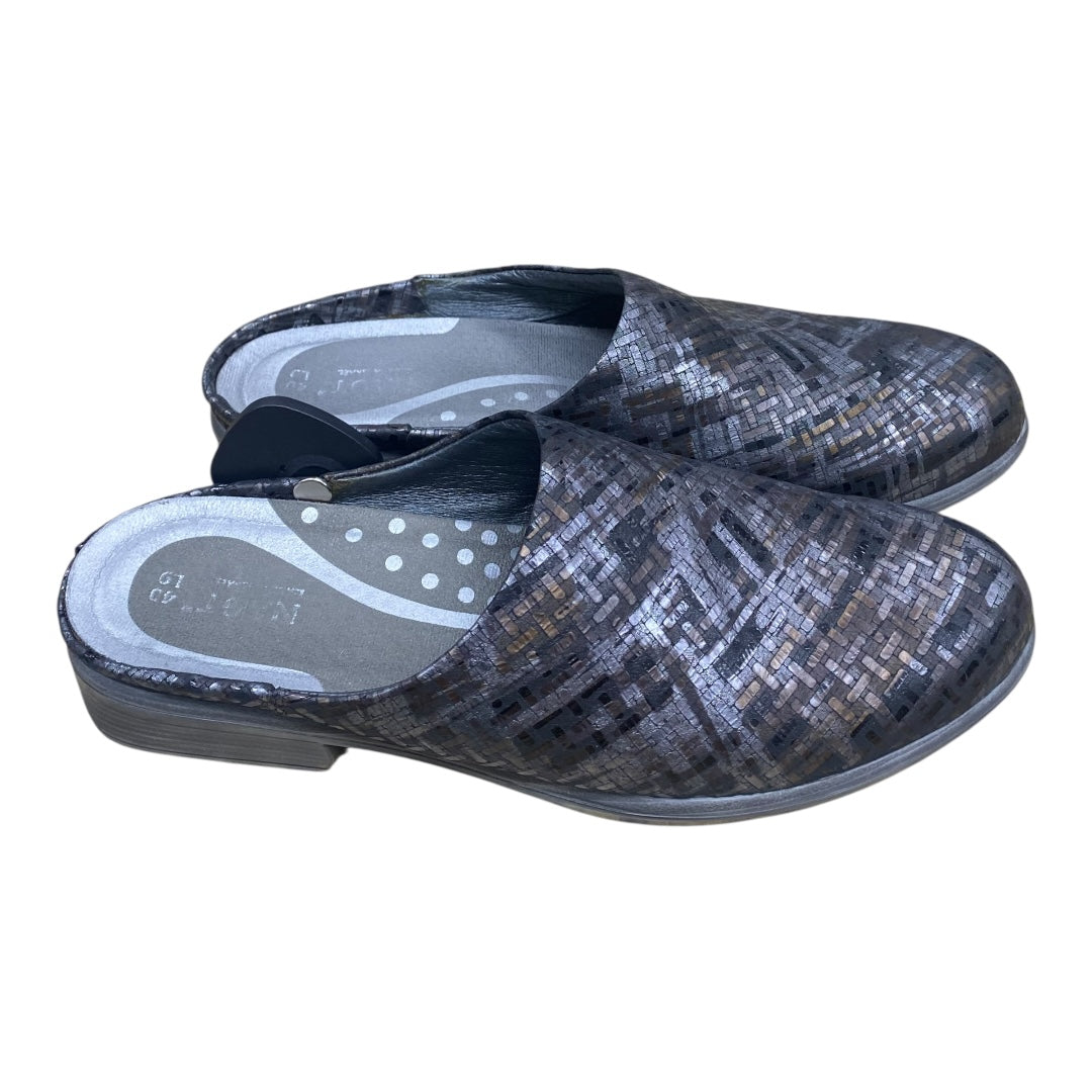 Shoes Flats By Naot In Brown & Grey, Size:9