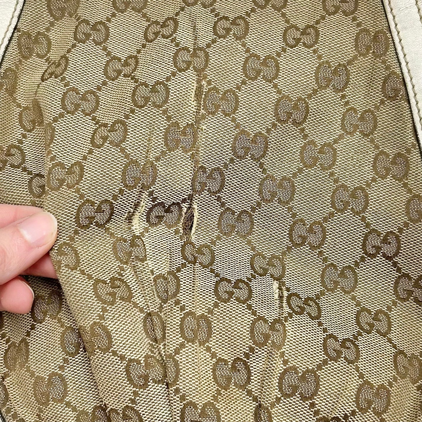 Crossbody Luxury Designer By Gucci, Size: Medium