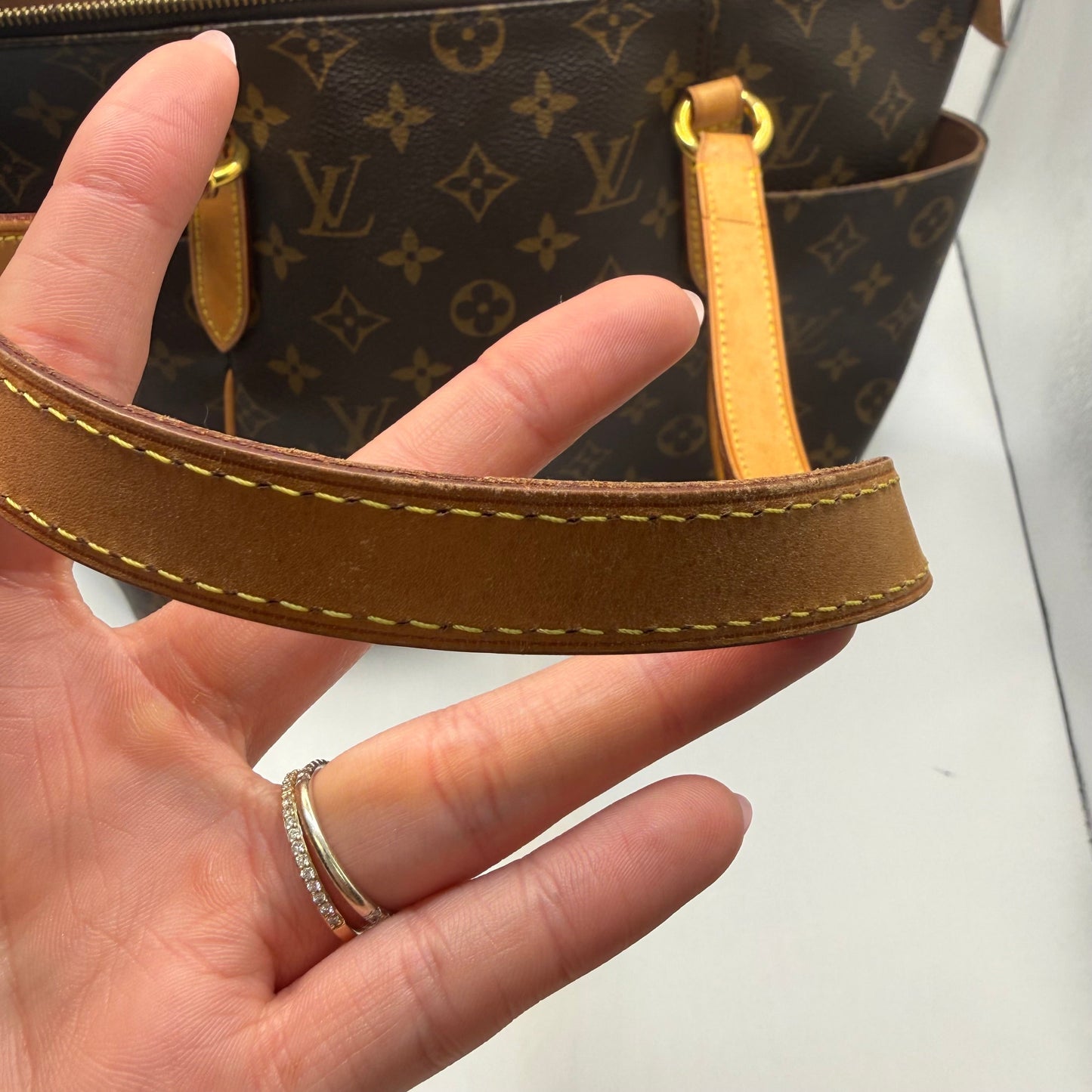 Handbag Luxury Designer By Louis Vuitton, Size: Medium