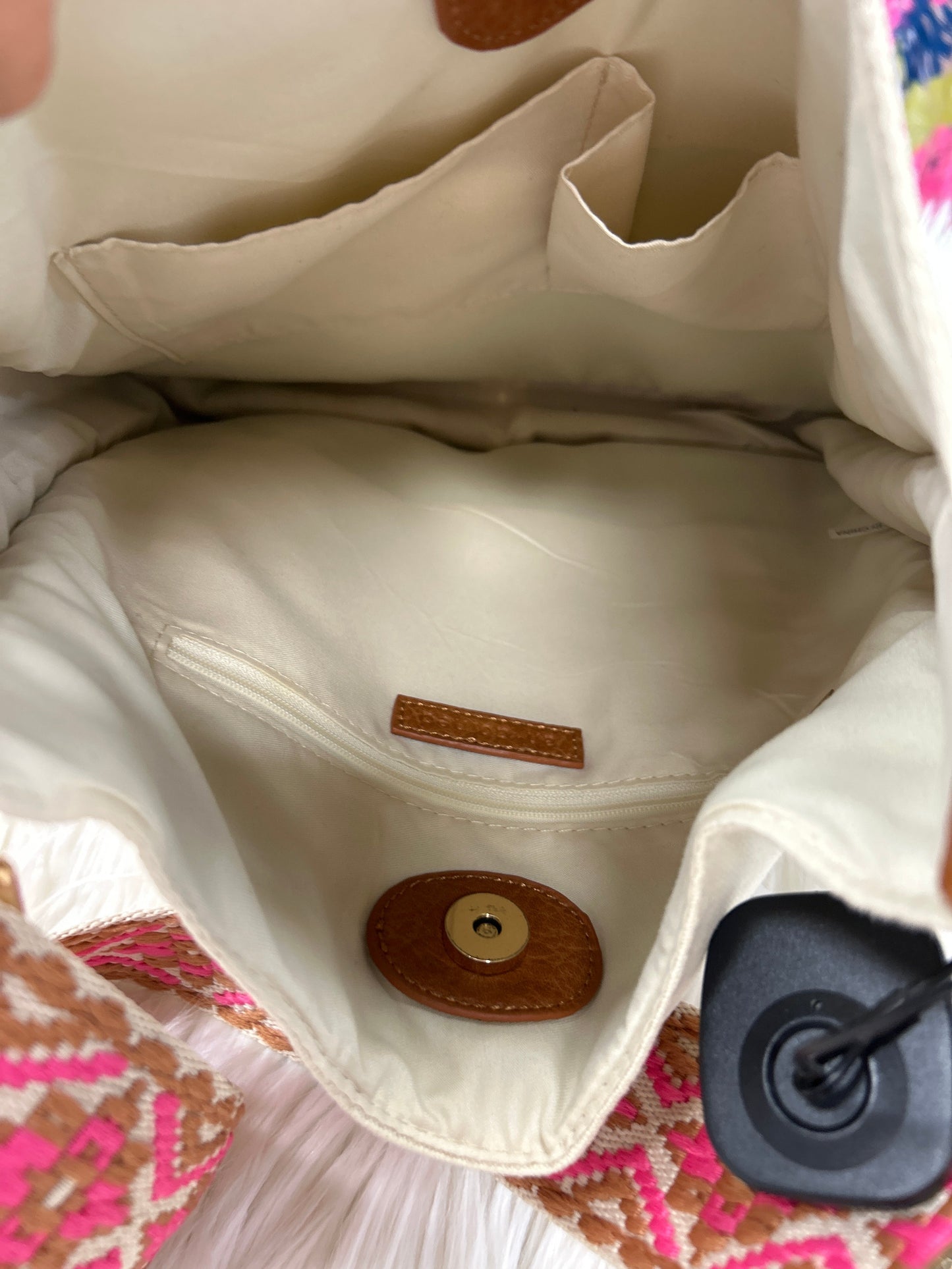 Crossbody By Cmc In Cream, Size:Large