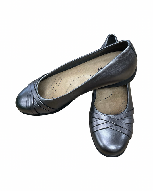 Shoes Flats By Clothes Mentor In Grey, Size:8