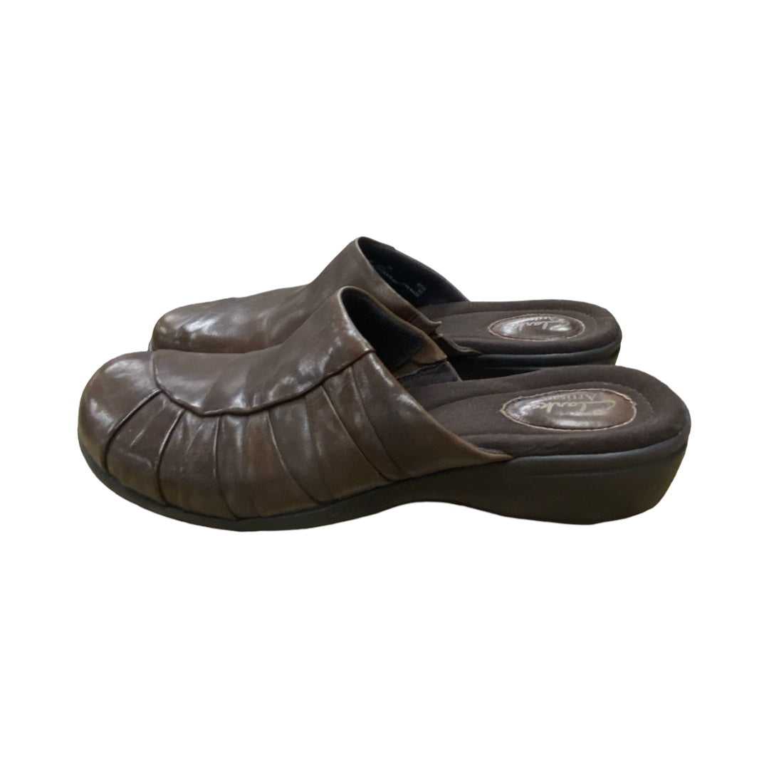 Shoes Flats By Clarks In Brown, Size:9