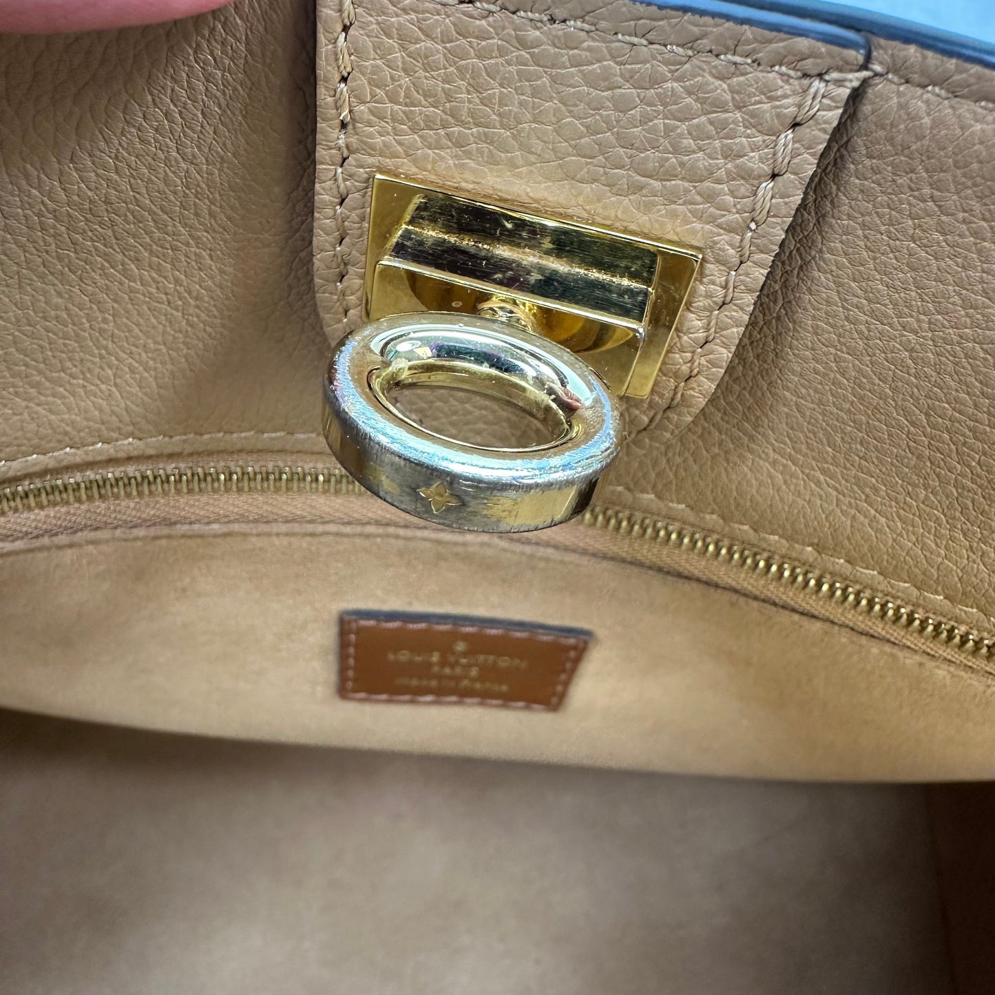 Handbag Luxury Designer By Louis Vuitton, Size: Medium