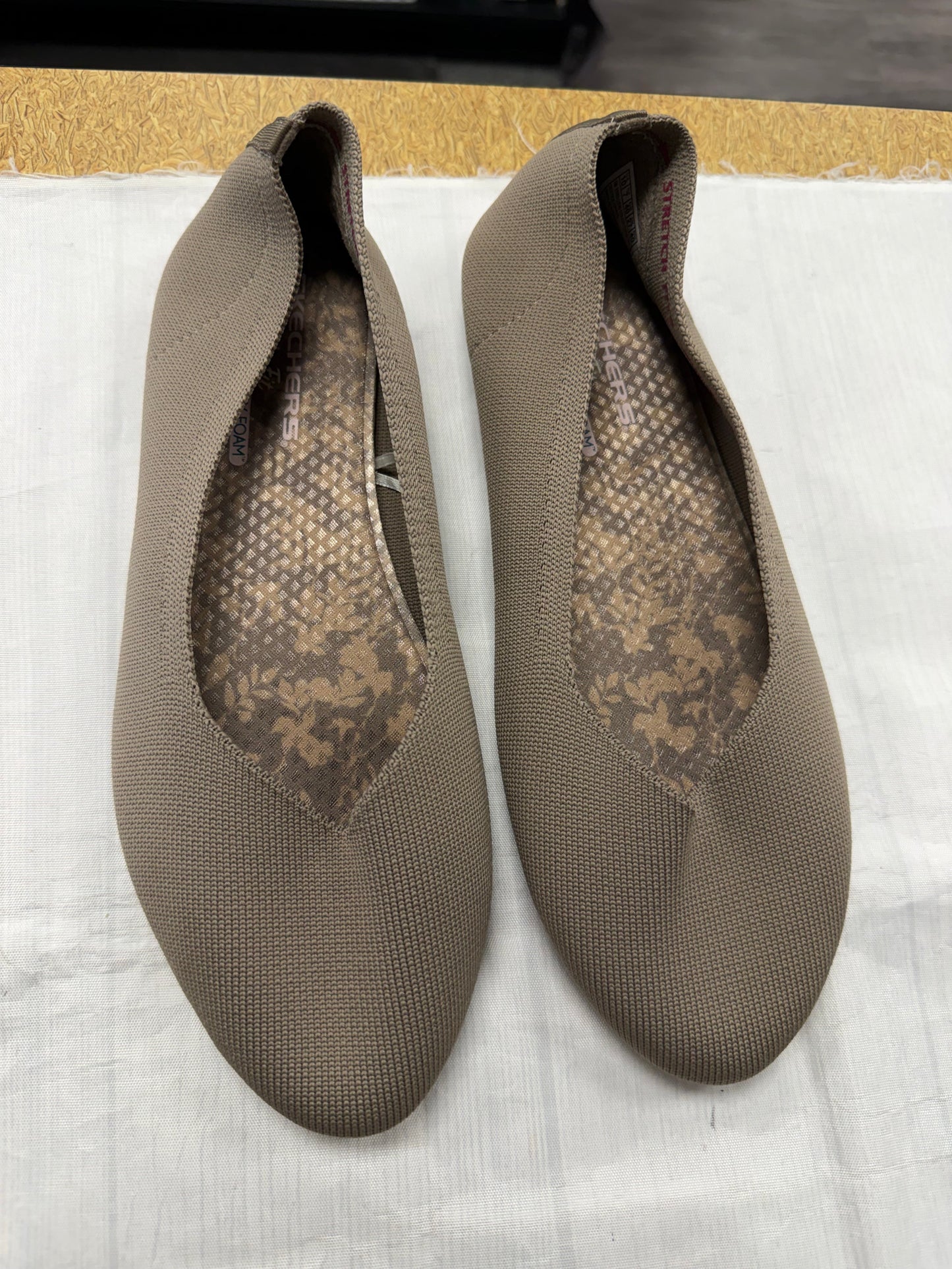 Shoes Flats By Skechers In Beige, Size:10