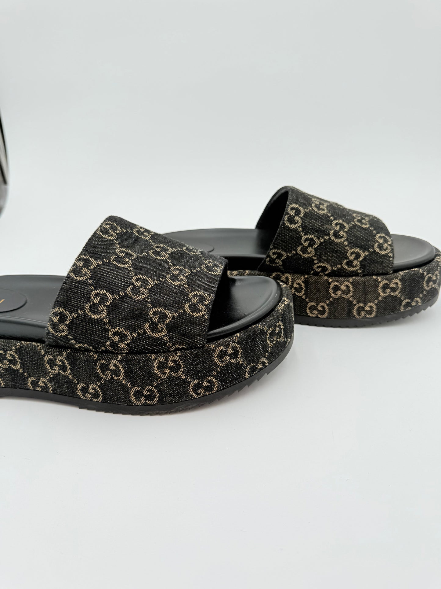 Sandals Luxury Designer By Gucci In Black & Cream, Size:10