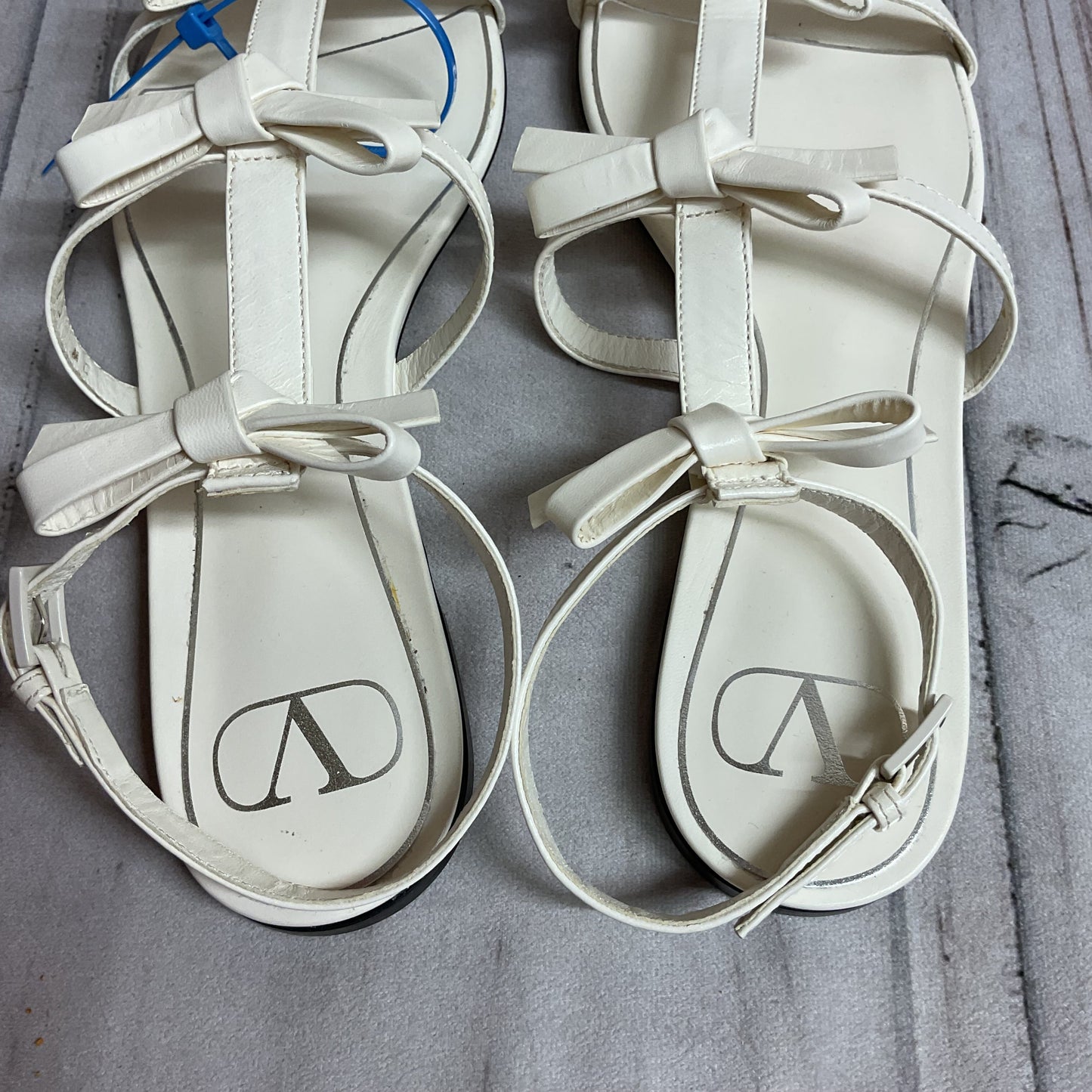 Sandals Luxury Designer By Valentino-Garavani In White, Size:38