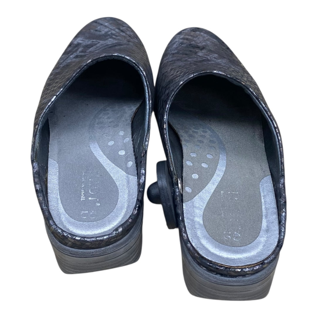 Shoes Flats By Naot In Brown & Grey, Size:9