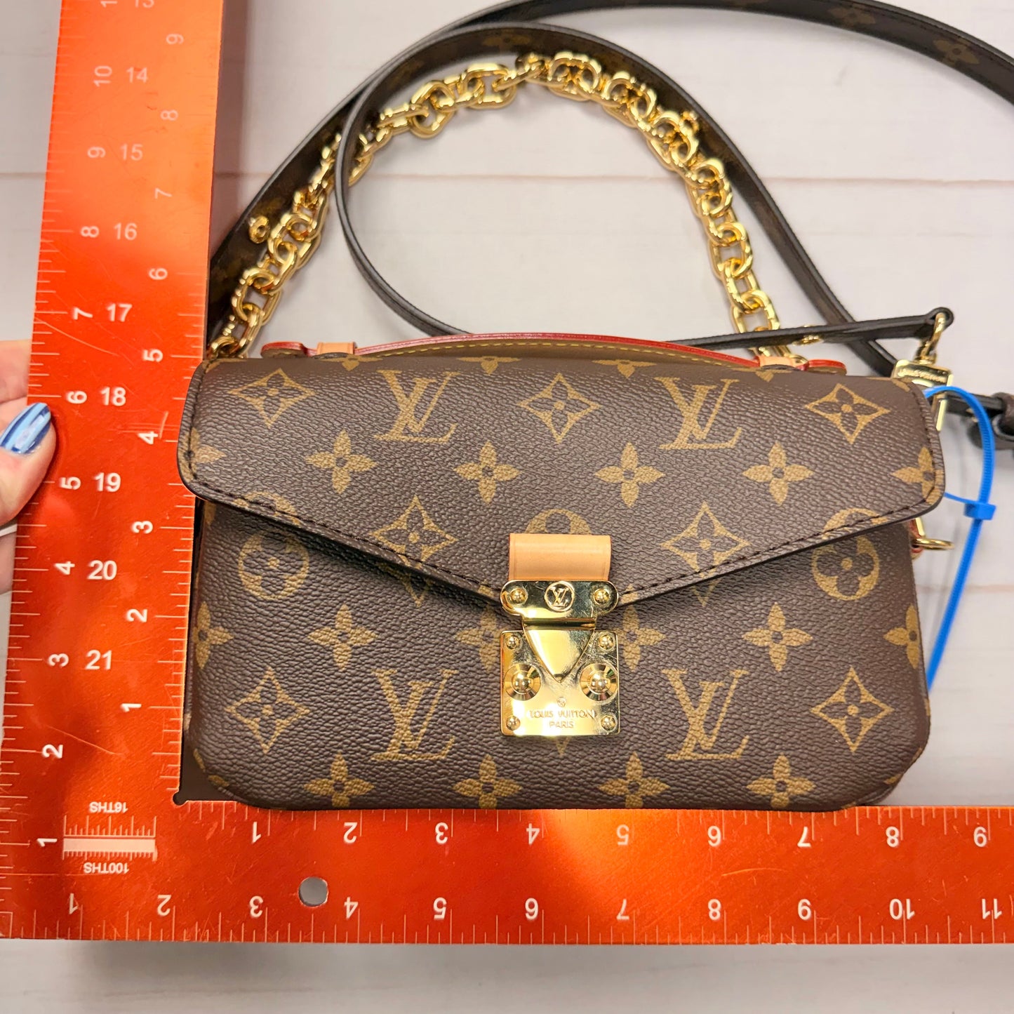 Handbag Luxury Designer By Louis Vuitton, Size: Medium