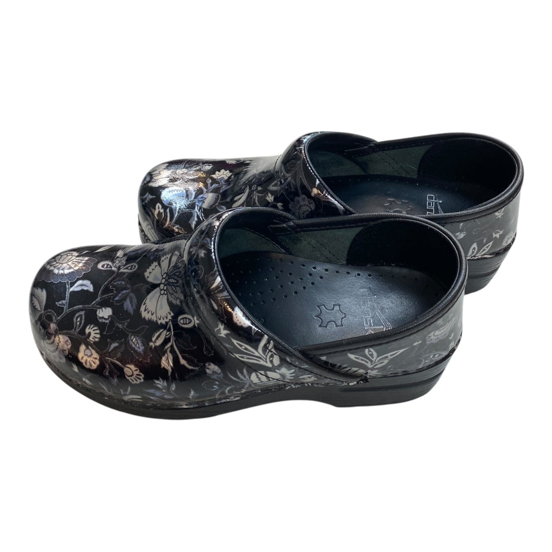 Shoes Flats By Dansko In Black, Size:6