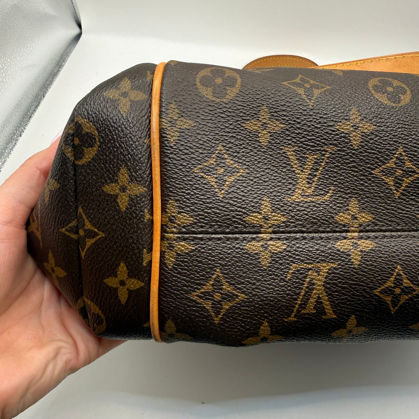Handbag Luxury Designer By Louis Vuitton, Size: Medium