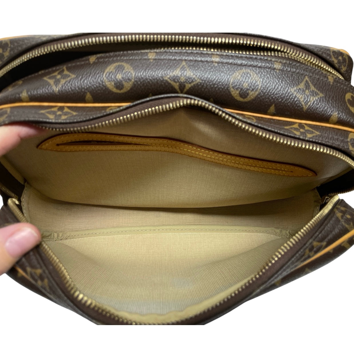 Crossbody Luxury Designer By Louis Vuitton, Size: Medium