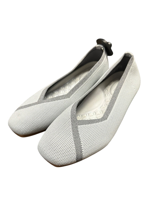 Shoes Flats By Clothes Mentor In Grey, Size:6