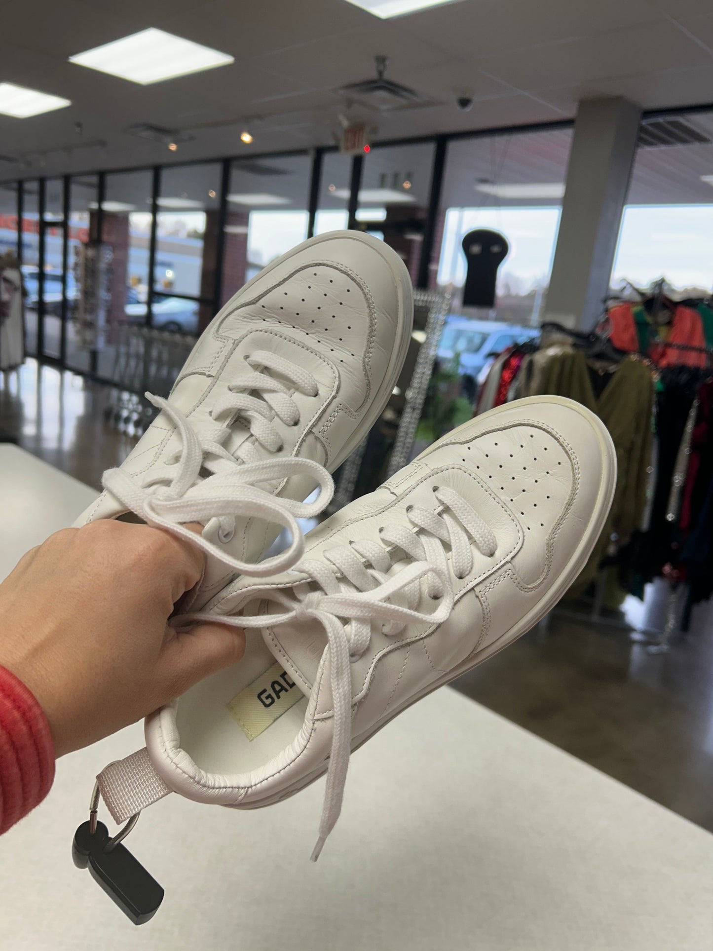 Shoes Sneakers By Clothes Mentor In White, Size:6.5