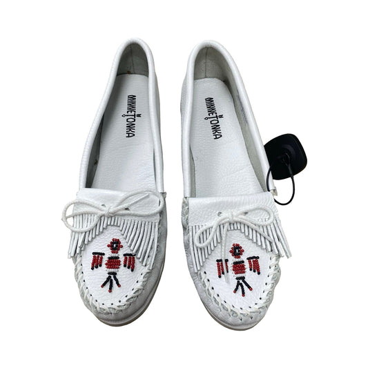 Shoes Flats By Minnetonka In White, Size:10