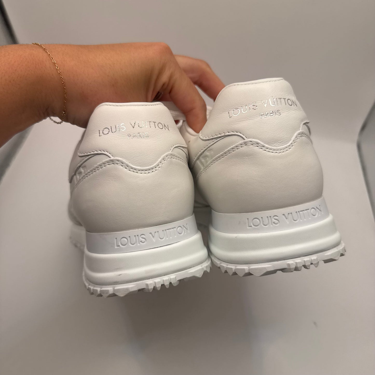 Shoes Luxury Designer By Louis Vuitton In White, Size: 8.5