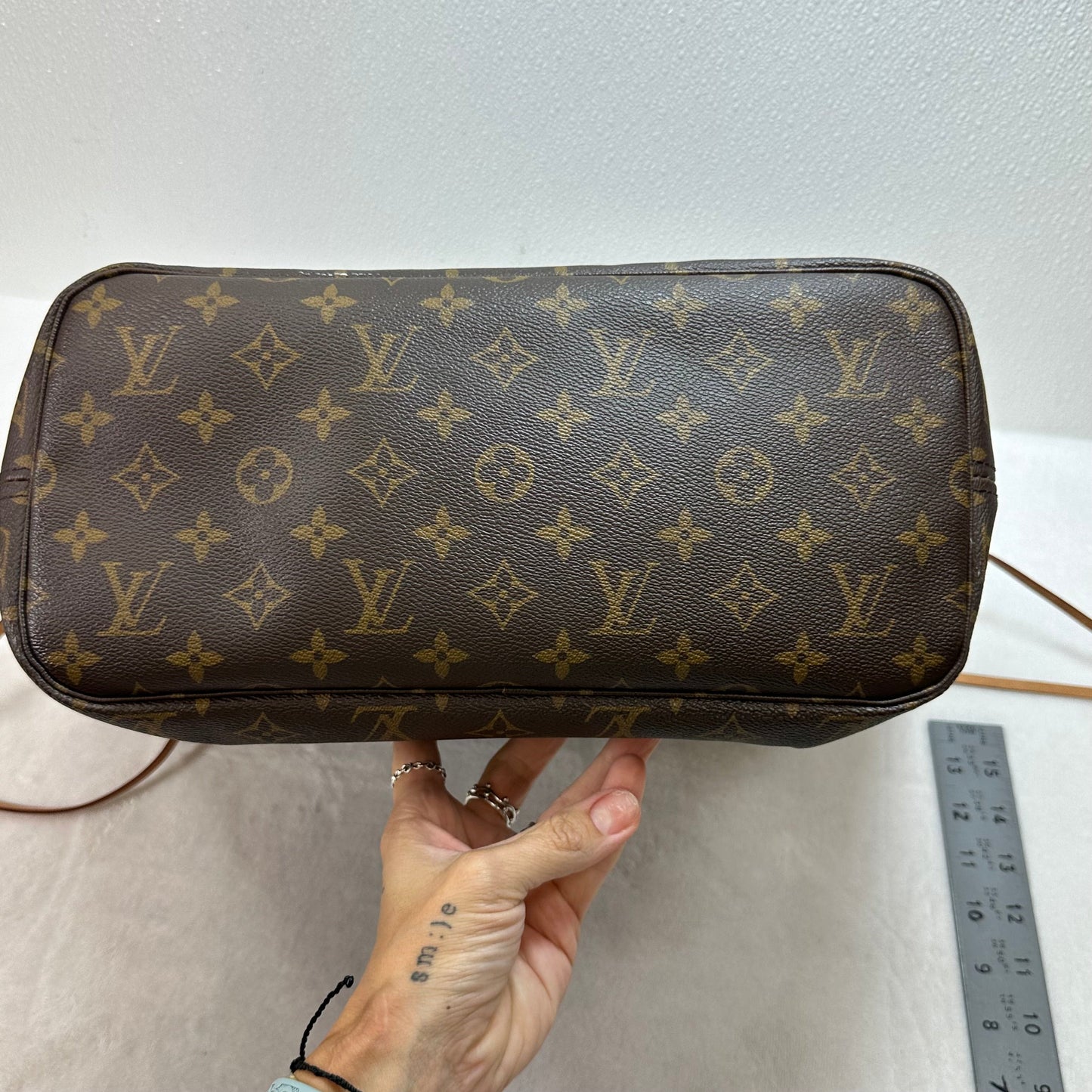 Neverfull MM Handbag Luxury Designer By Louis Vuitton, Size: Medium