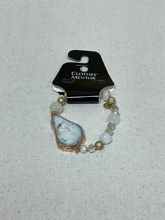 Bracelet Beaded By    Clothes Mentor In Cream & Grey