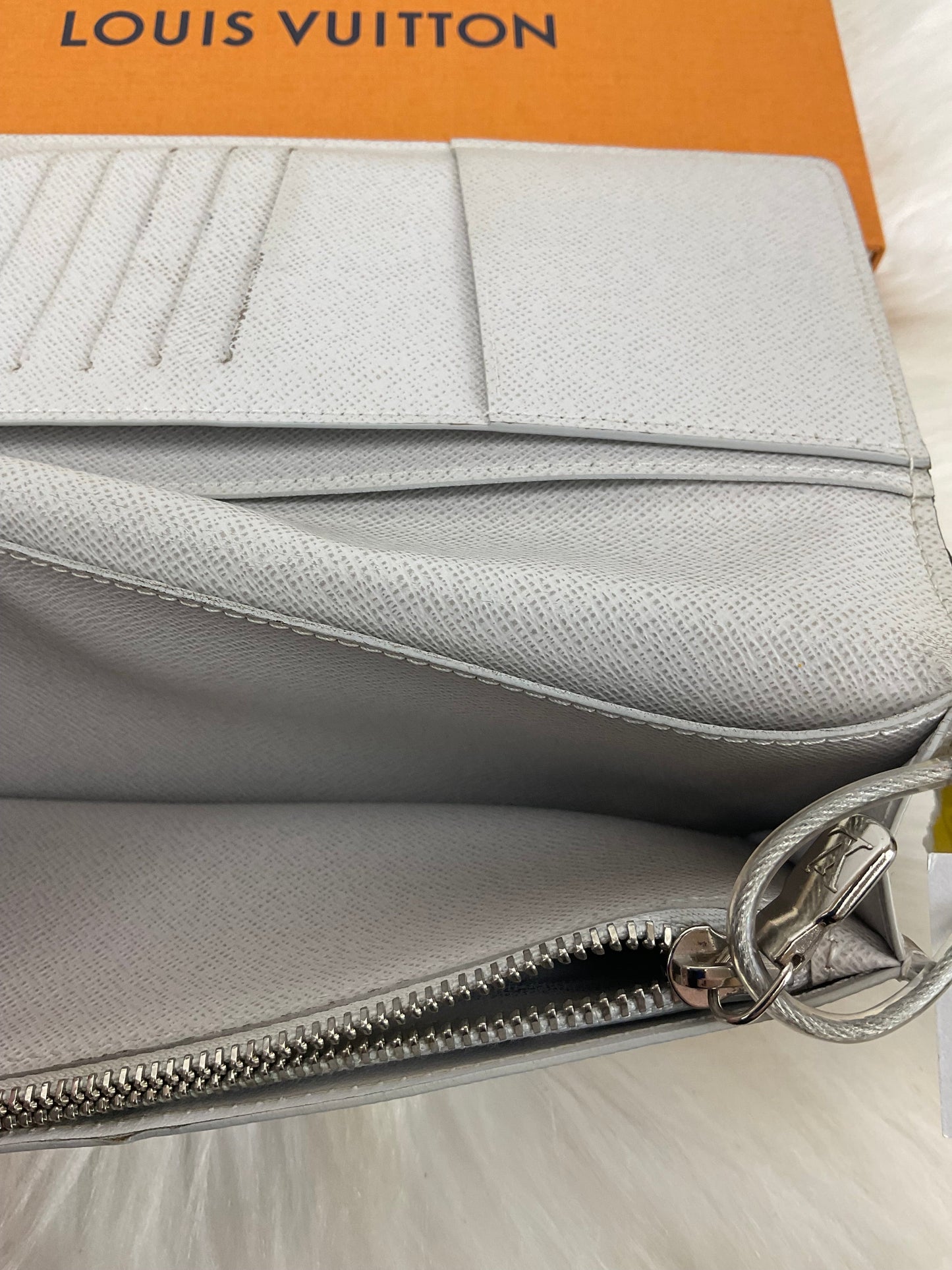 Wallet Luxury Designer By Louis Vuitton, Size: Medium