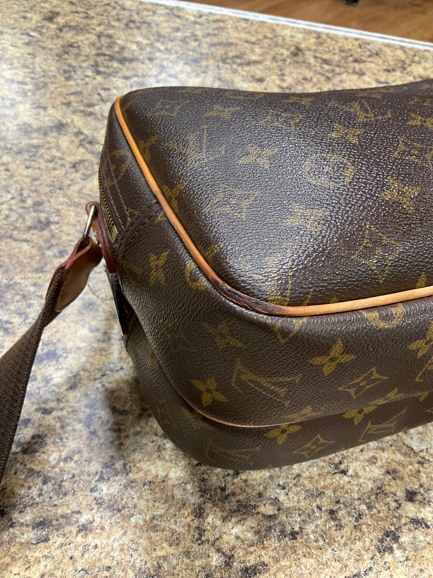 Handbag Luxury Designer By Louis Vuitton, Size: Medium