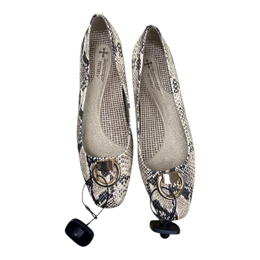 Shoes Flats By Bare Traps In Snakeskin Print, Size:8.5
