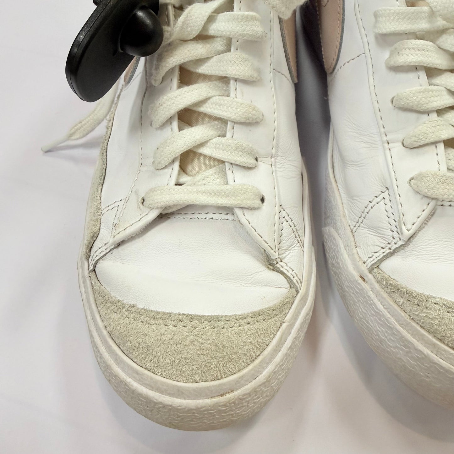 Shoes Sneakers By Nike In White, Size: 9.5