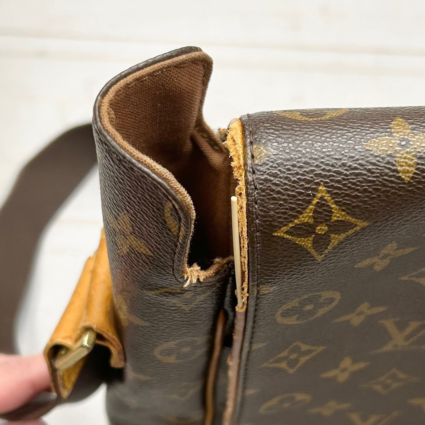 Crossbody Luxury Designer By Louis Vuitton, Size: Medium