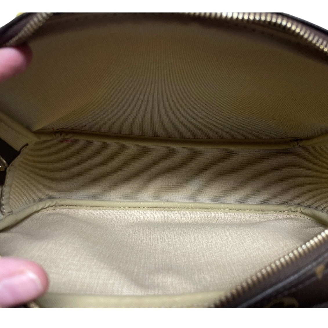 Crossbody Luxury Designer By Louis Vuitton, Size: Medium