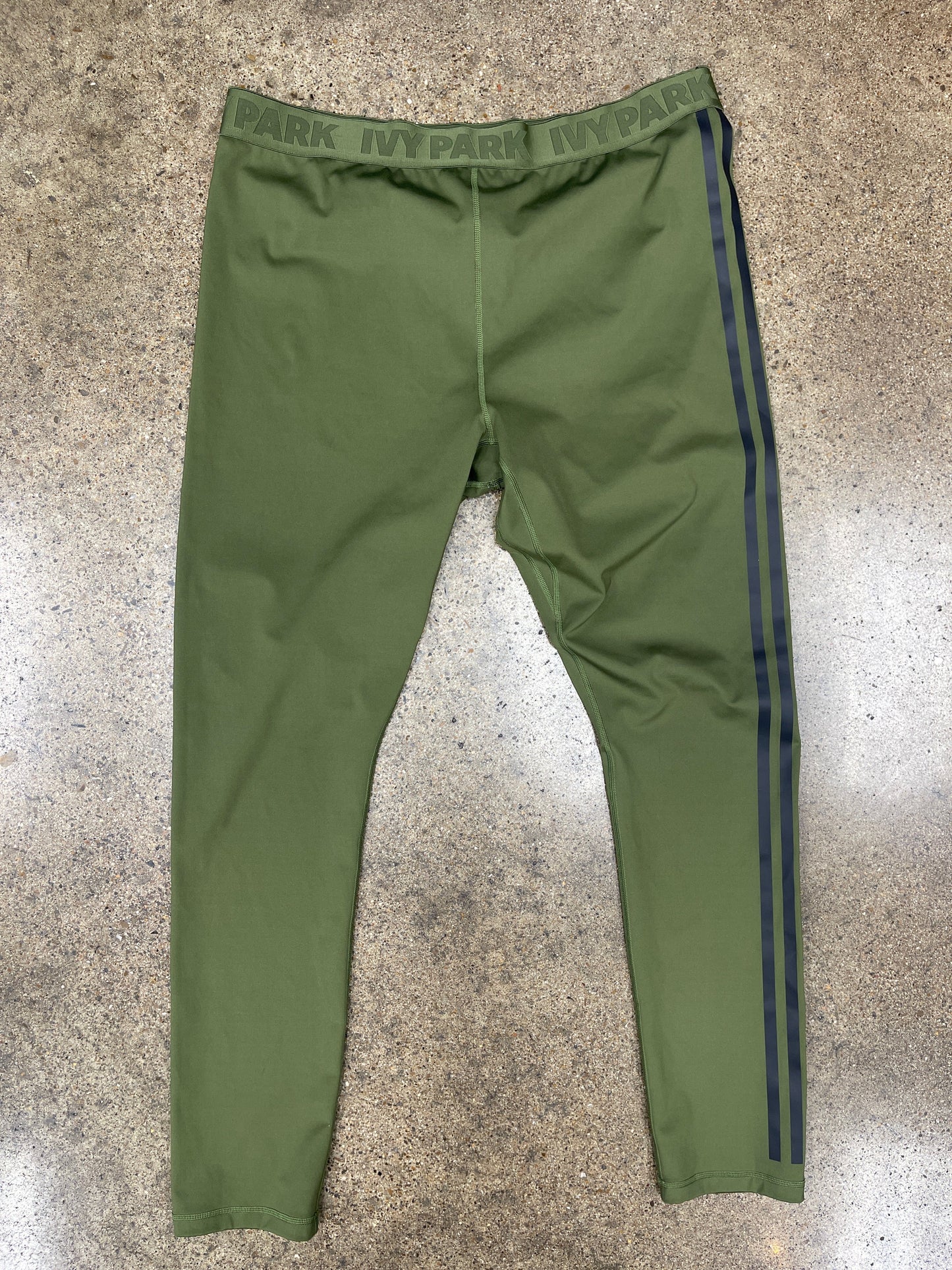 Athletic Leggings By Ivy Park In Green, Size:2X