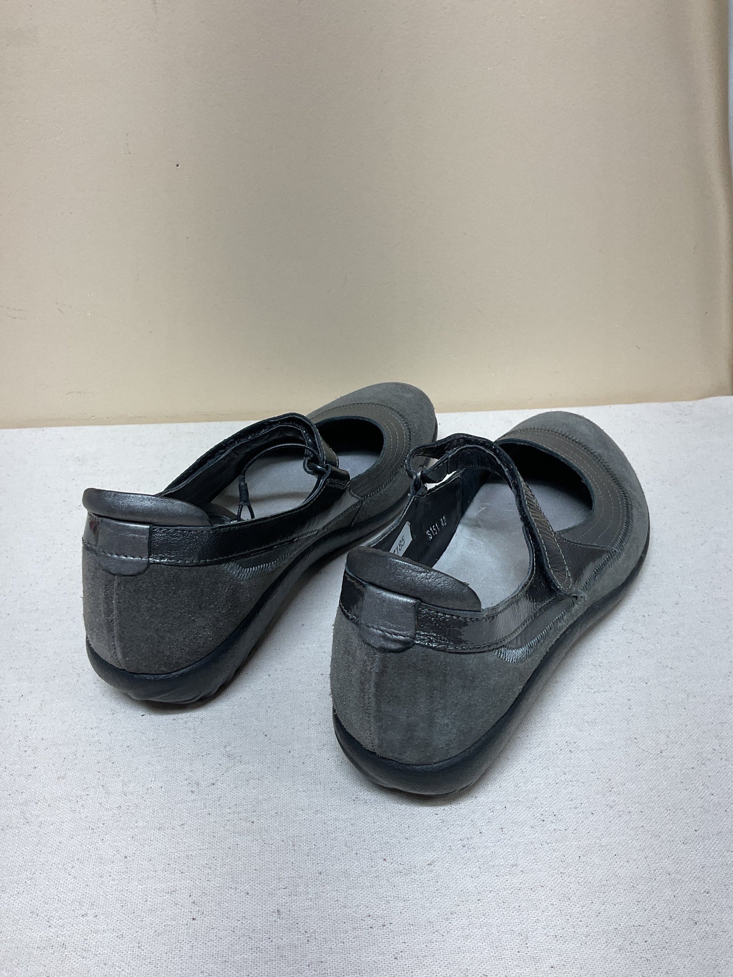 Shoes Flats By Naot In Grey, Size:11.5