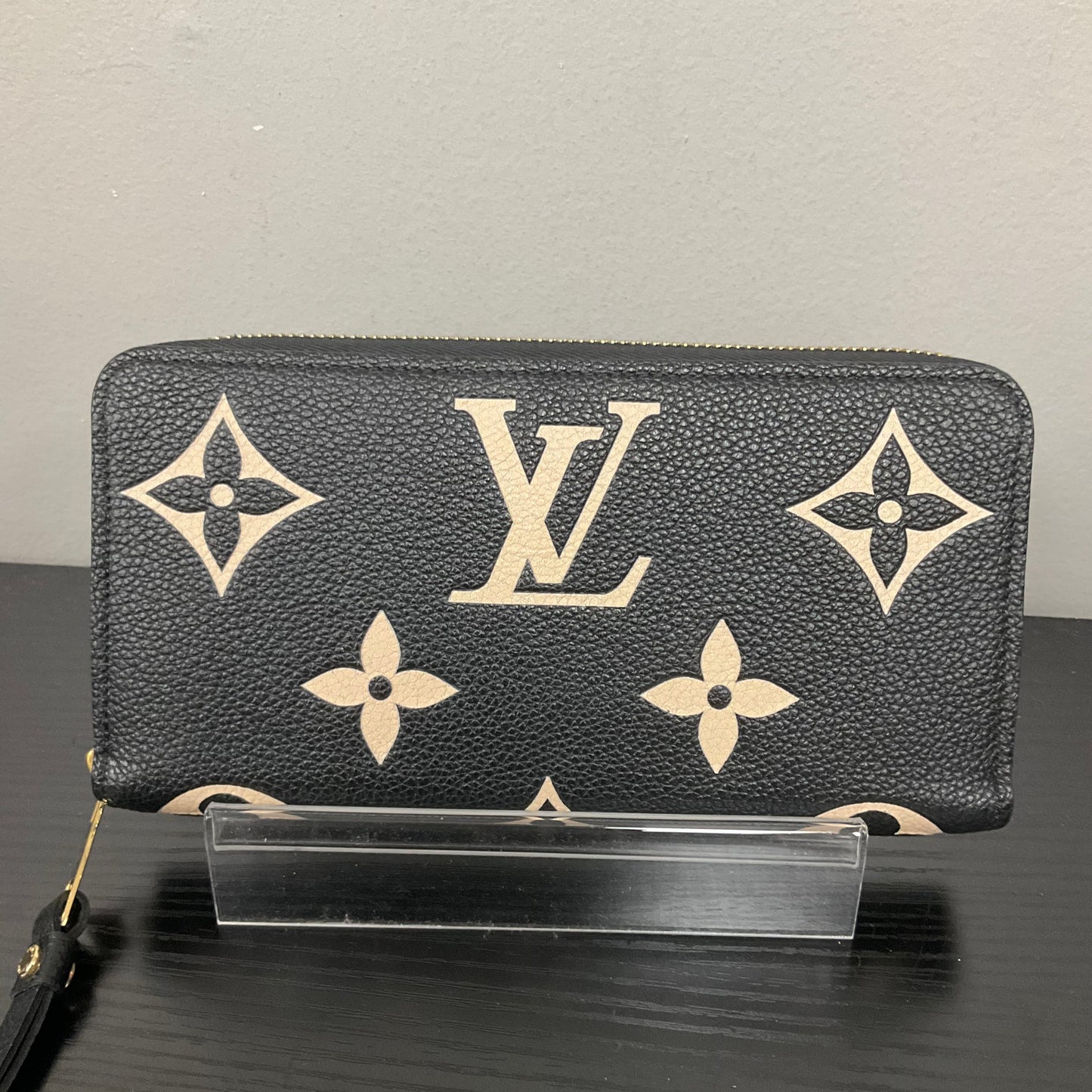 Zippy Wallet Luxury Designer By Louis Vuitton In Black & Cream Giant Monogram