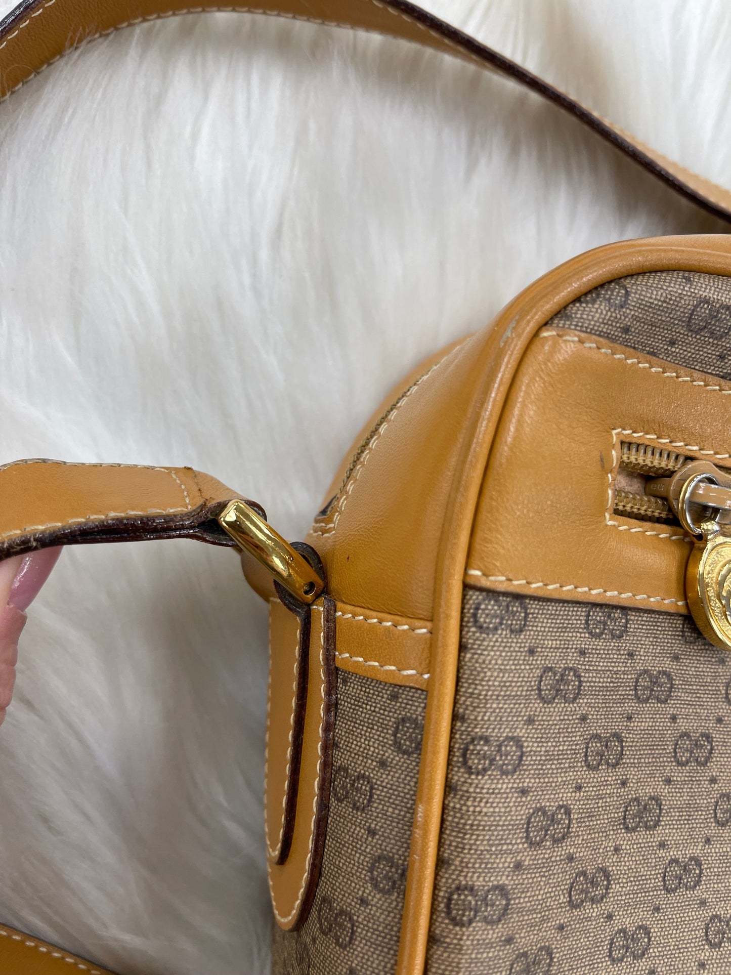 Crossbody Luxury Designer By Gucci, Size: Large