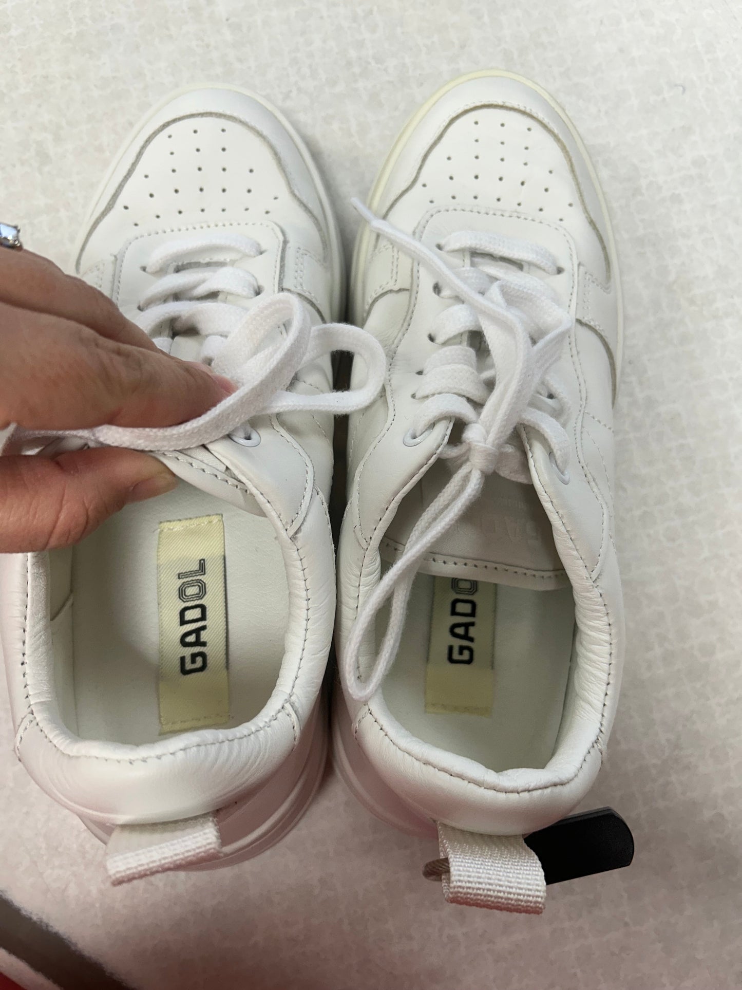 Shoes Sneakers By Clothes Mentor In White, Size:6.5