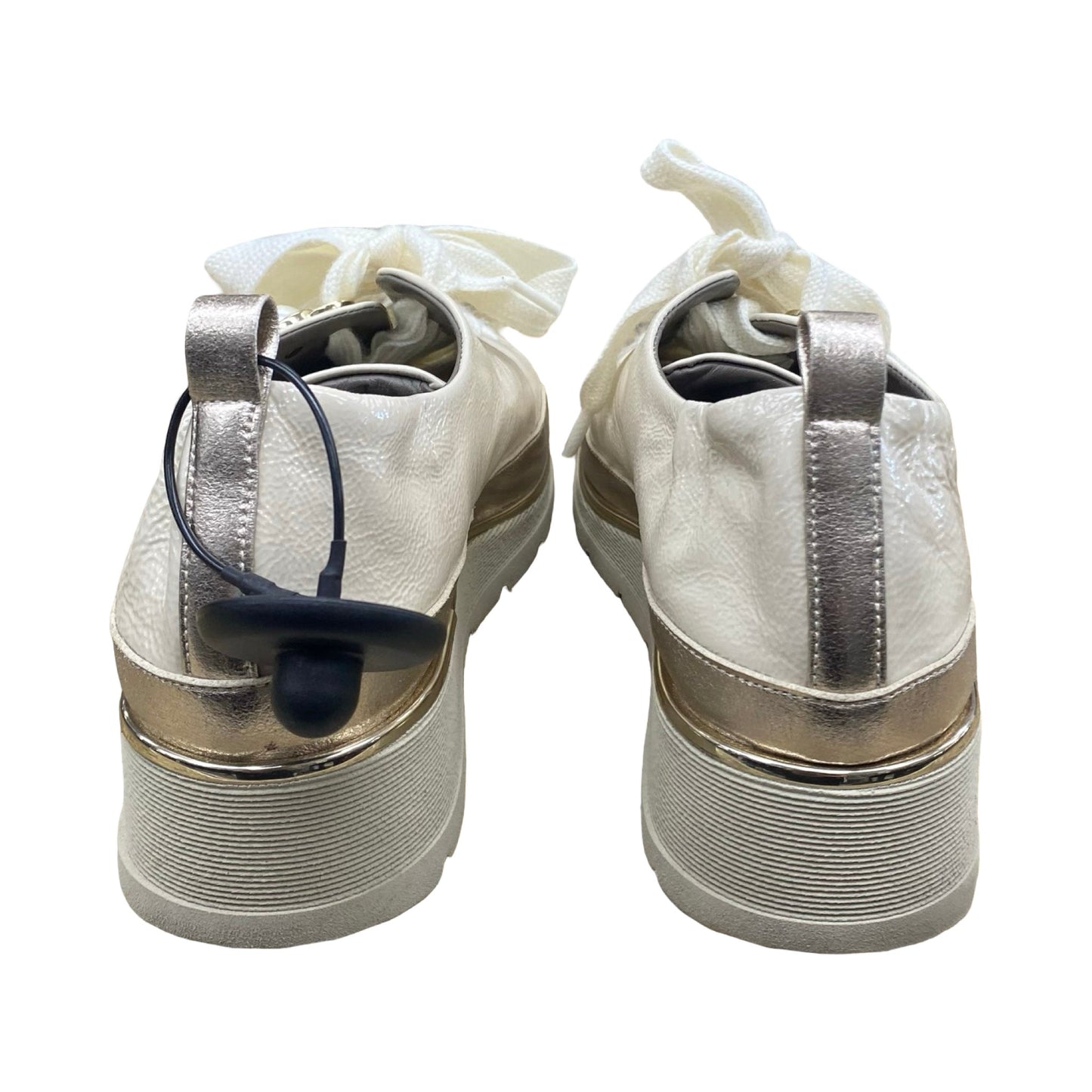 Shoes Sneakers By Vaneli In Cream, Size:9