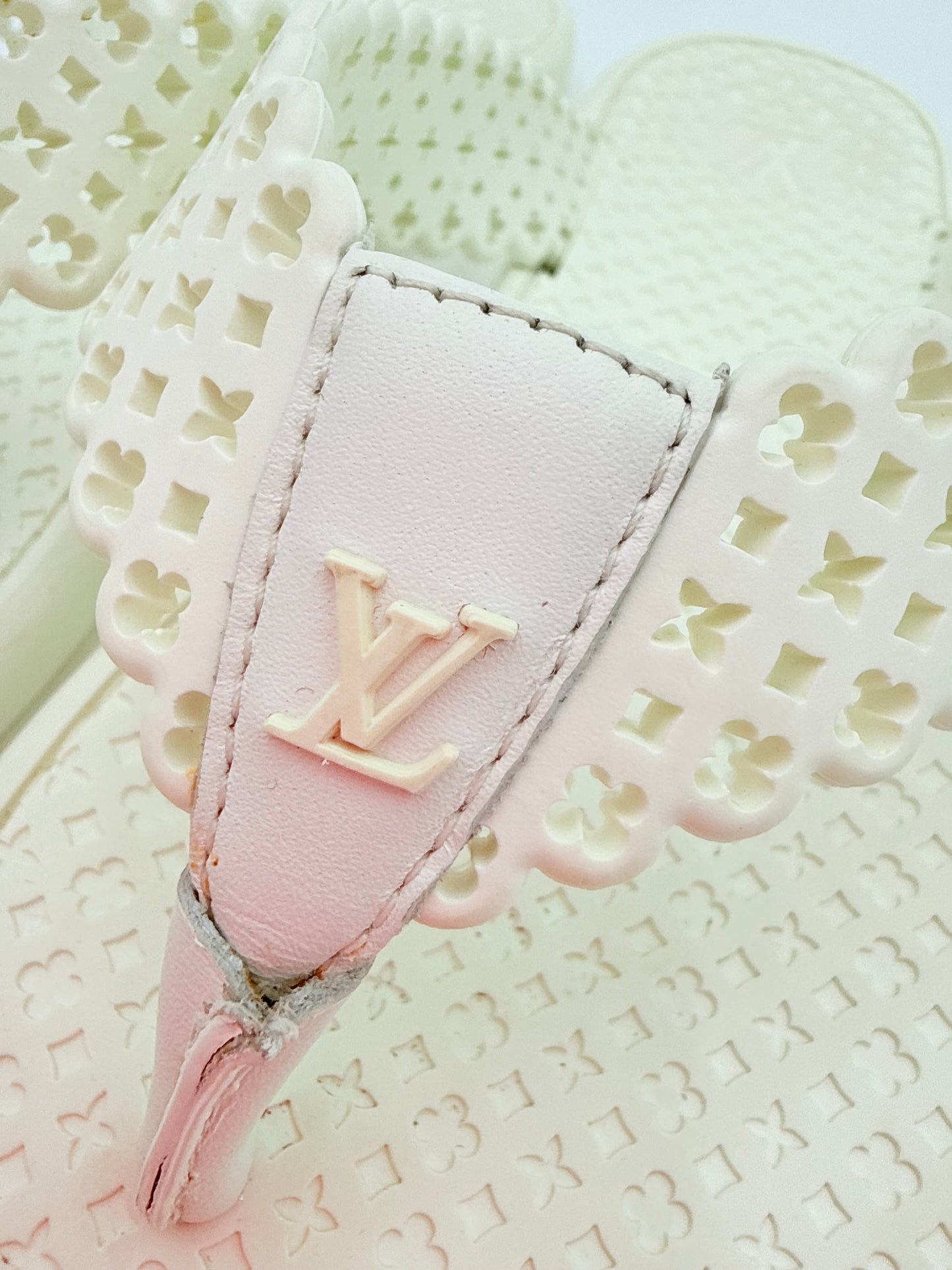 Sandals Luxury Designer By Louis Vuitton In White, Size:5