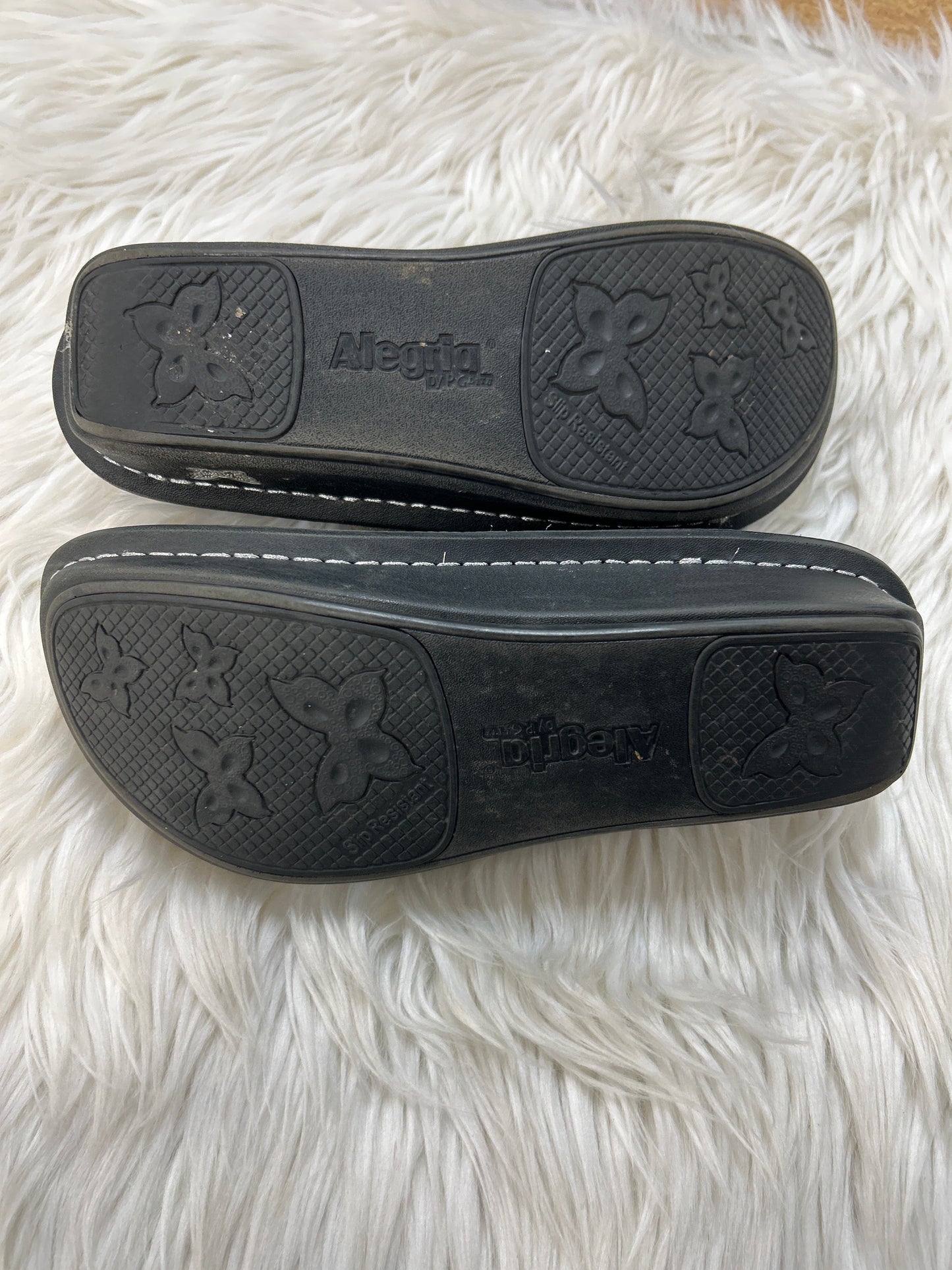 Shoes Flats By Alegria In Silver, Size:7.5