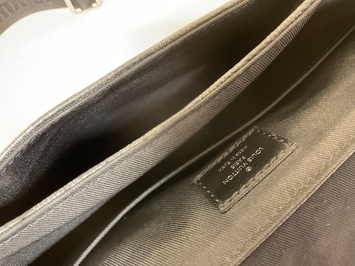 Crossbody Luxury Designer By Louis Vuitton In Black, Size:Medium