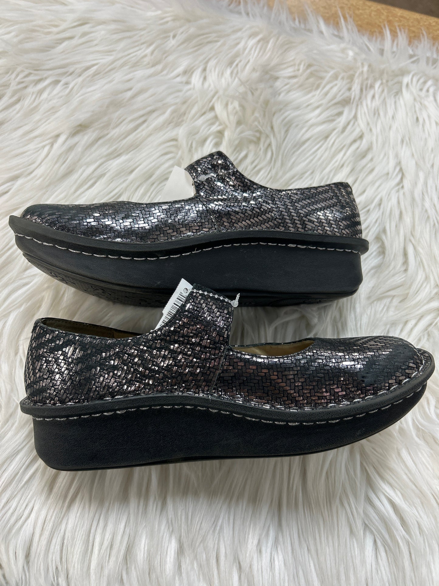 Shoes Flats By Alegria In Silver, Size:7.5