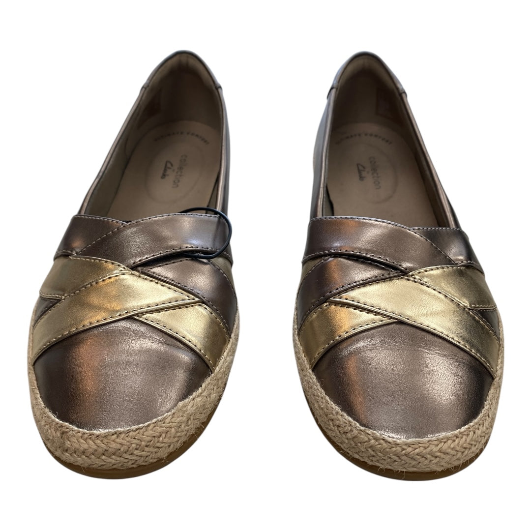 Shoes Flats By Clarks In Silver, Size:9