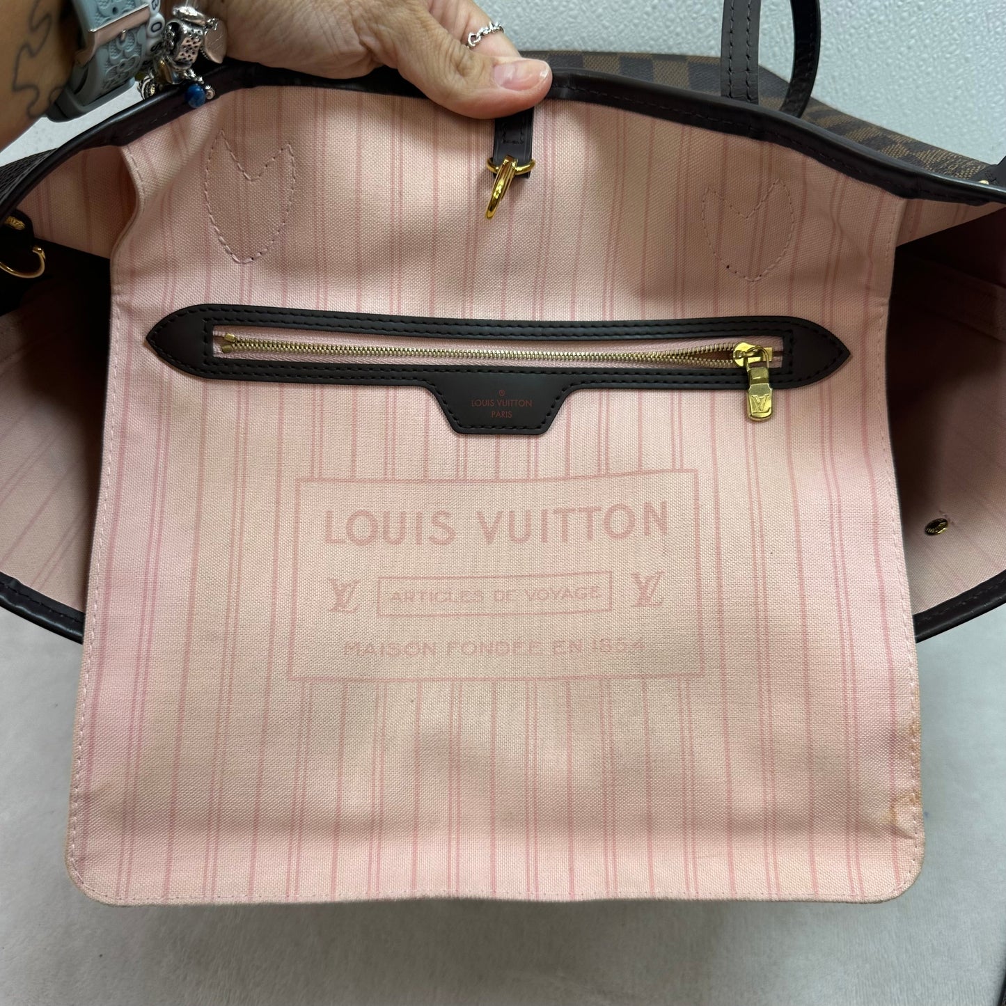Neverfull MM Handbag Luxury Designer By Louis Vuitton, Size: Medium