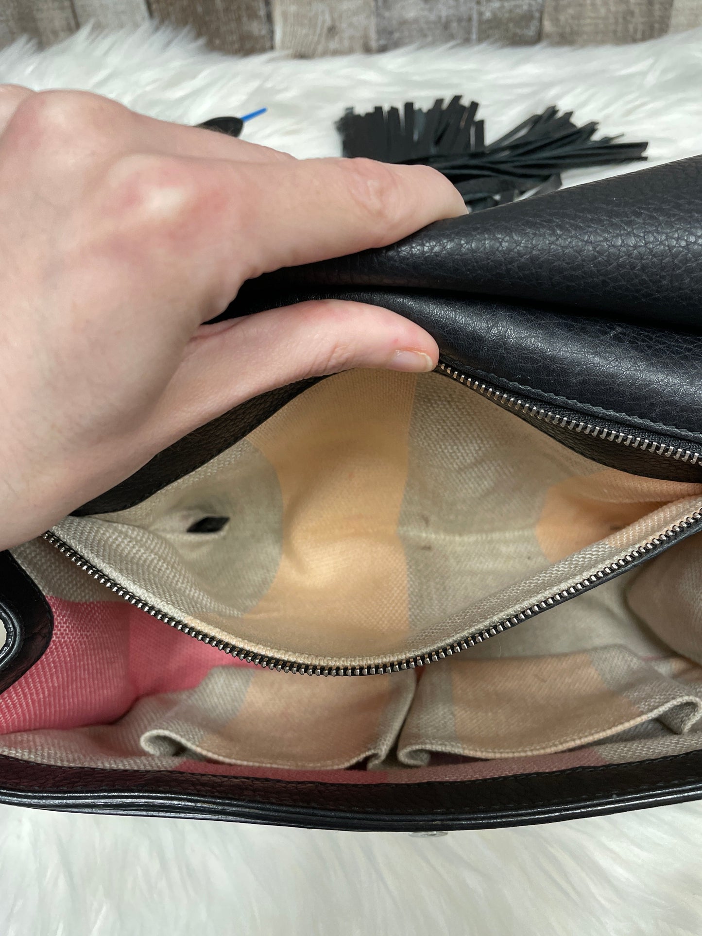 Handbag Luxury Designer By Gucci, Size: Medium