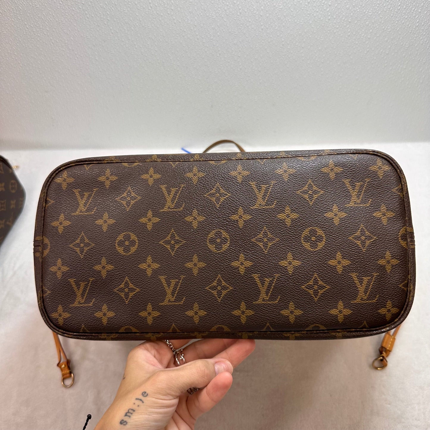 Neverfull MM Handbag Luxury Designer By Louis Vuitton, Size: Large