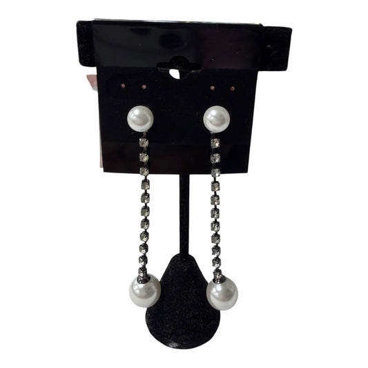 Earrings Dangle/Drop By Cme In White