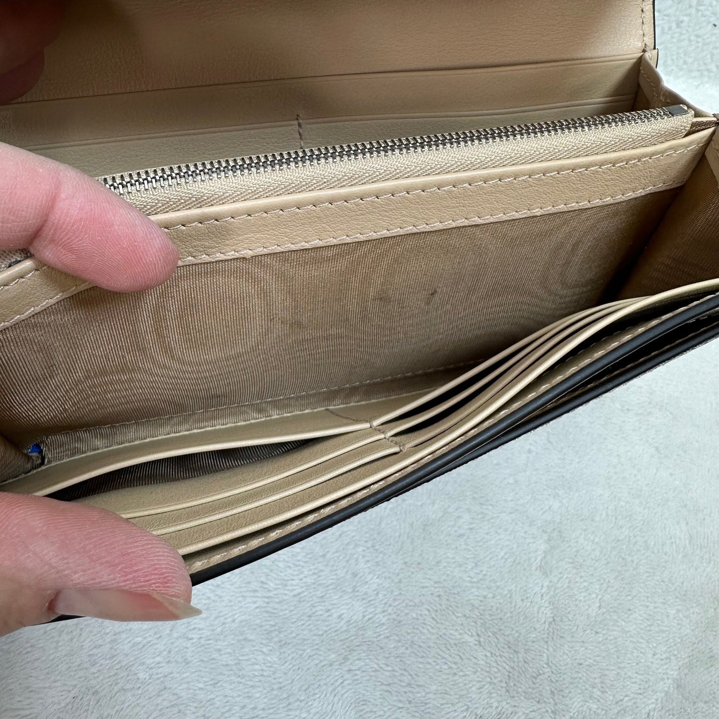 Wallet Luxury Designer By Gucci, Size: Medium