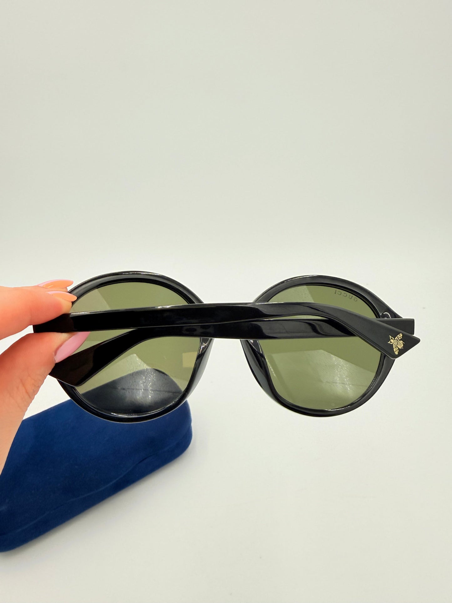 Sunglasses Luxury Designer By Gucci In Black & Gold